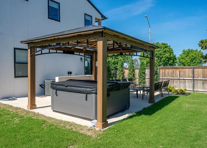 Modern Retreat W Balcony And Sleeps 13 Сasa de vacaciones Tulsa