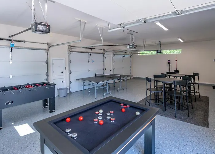 Сasa de vacaciones Modern Retreat W Balcony And Sleeps 13 *