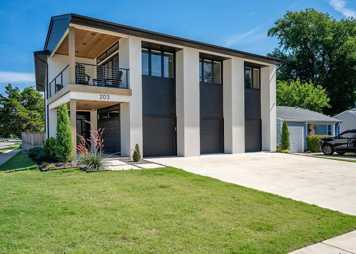 Modern Retreat W Balcony And Sleeps 13 * Tulsa