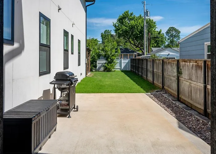 Modern Retreat W Balcony And Sleeps 13 *