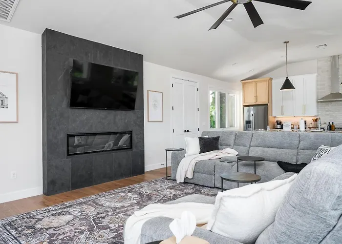 Holiday home Modern Retreat W Balcony And Sleeps 13