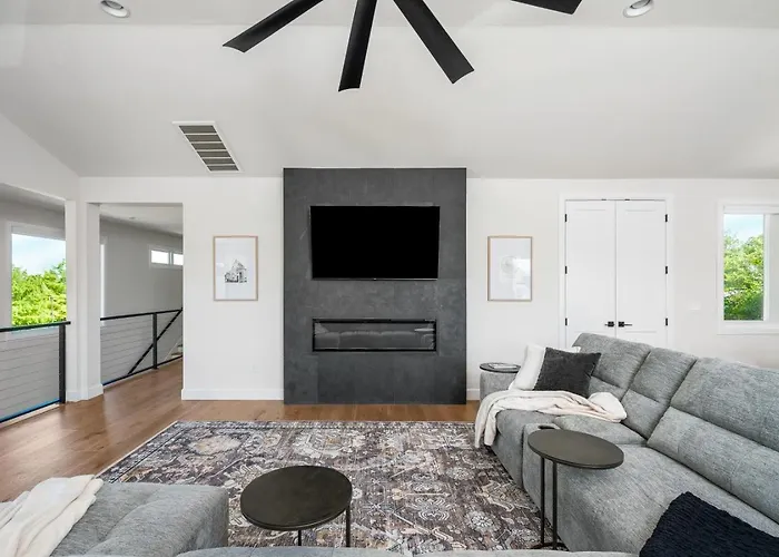 Modern Retreat W Balcony And Sleeps 13 Tulsa