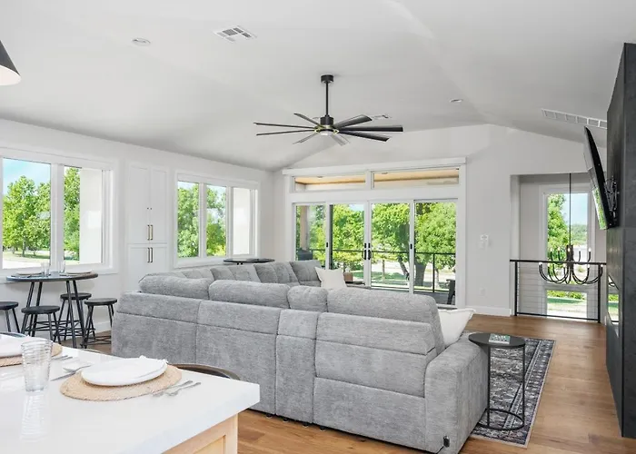 Modern Retreat W Balcony And Sleeps 13 *