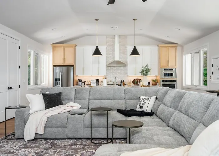 Holiday home Modern Retreat W Balcony And Sleeps 13 Tulsa