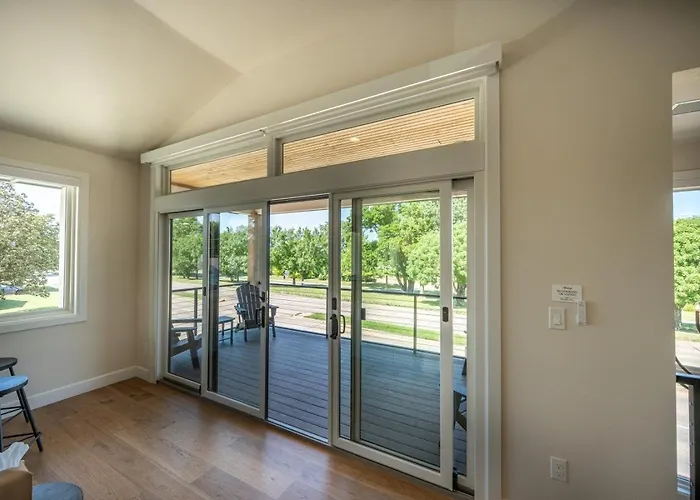 Modern Retreat W Balcony And Sleeps 13 Tulsa