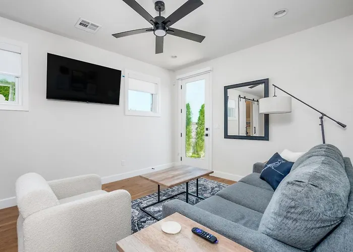 Modern Retreat W Balcony And Sleeps 13 Holiday home Tulsa