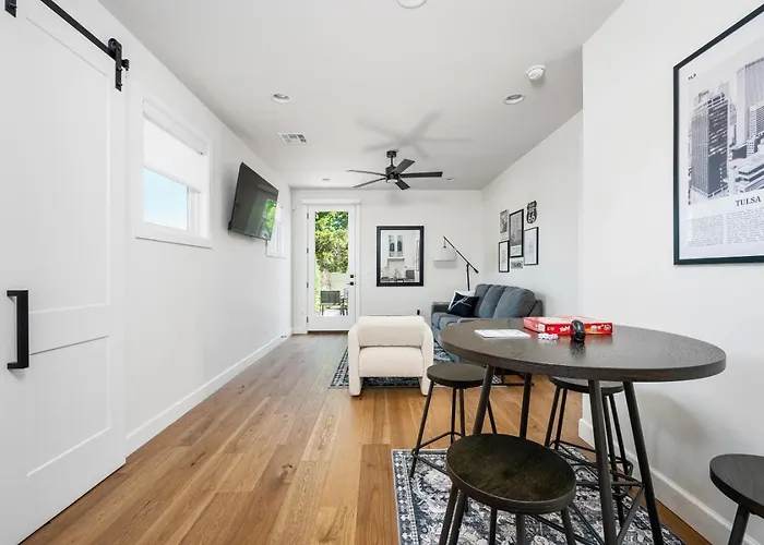 Modern Retreat W Balcony And Sleeps 13