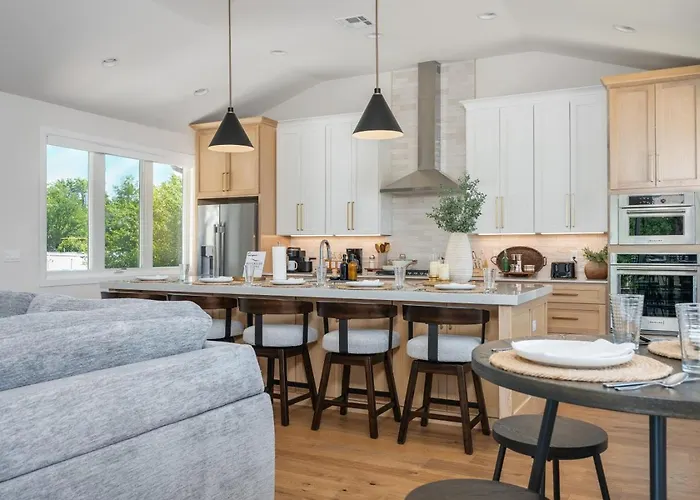 Modern Retreat W Balcony And Sleeps 13 * Tulsa