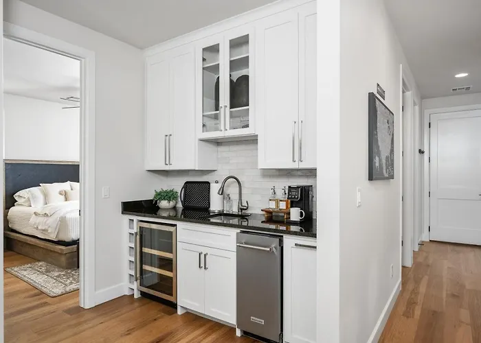 Modern Retreat W Balcony And Sleeps 13 * Tulsa