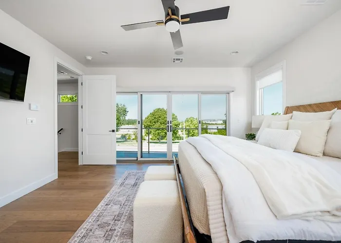 Modern Retreat W Balcony And Sleeps 13 Holiday home *