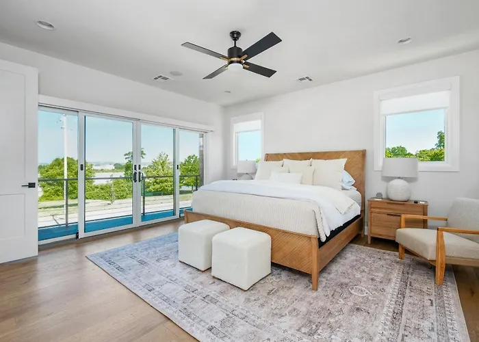 Modern Retreat W Balcony And Sleeps 13