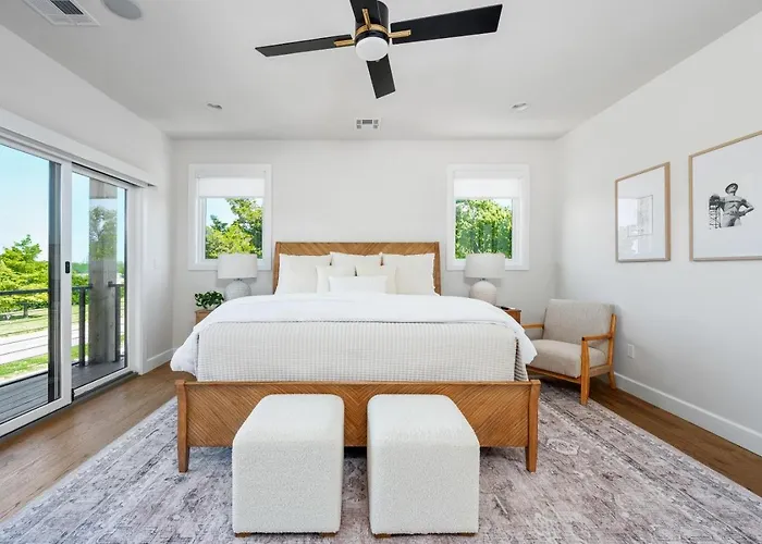 Modern Retreat W Balcony And Sleeps 13 *
