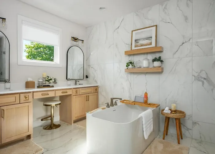 Modern Retreat W Balcony And Sleeps 13 *