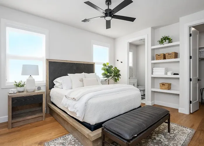 Modern Retreat W Balcony And Sleeps 13 * Tulsa