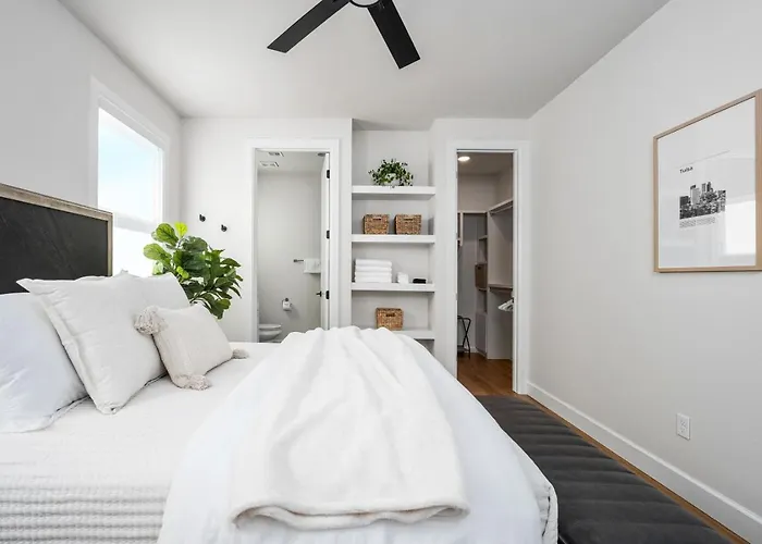 Holiday home Modern Retreat W Balcony And Sleeps 13 Tulsa