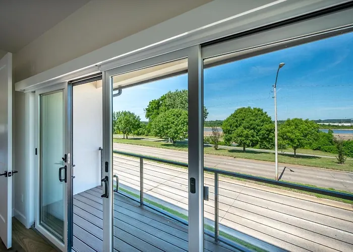 Modern Retreat W Balcony And Sleeps 13 Holiday home Tulsa