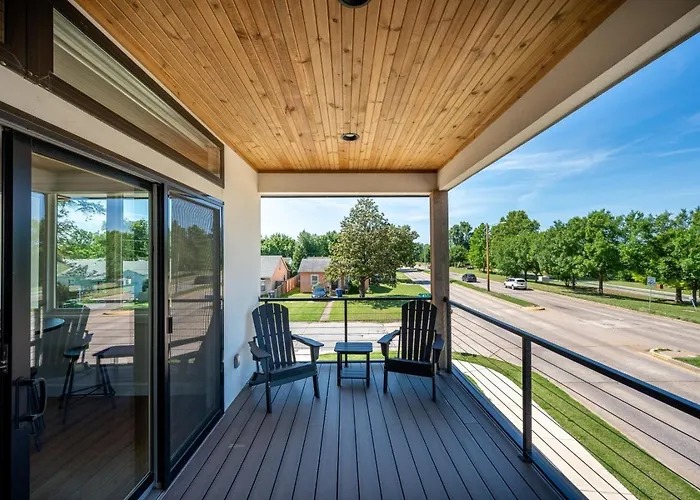 Holiday home Modern Retreat W Balcony And Sleeps 13