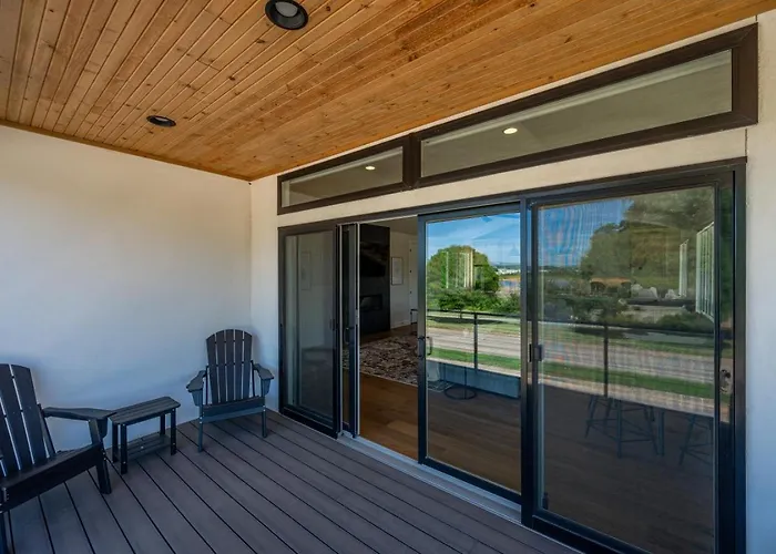 Сasa de vacaciones Modern Retreat W Balcony And Sleeps 13 Tulsa