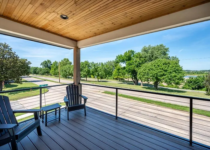 Holiday home Modern Retreat W Balcony And Sleeps 13 *