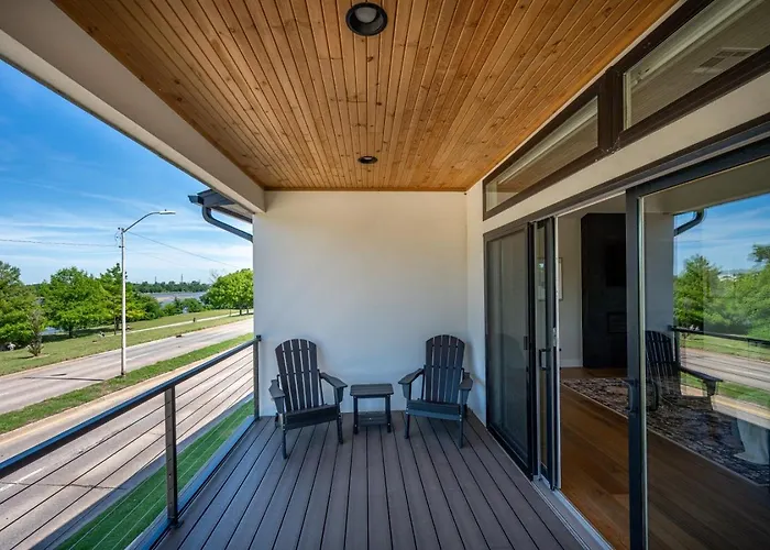 Modern Retreat W Balcony And Sleeps 13 *