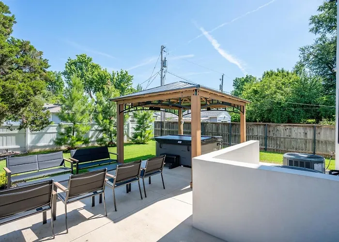 Holiday home Modern Retreat W Balcony And Sleeps 13