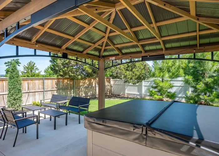 Modern Retreat W Balcony And Sleeps 13 *