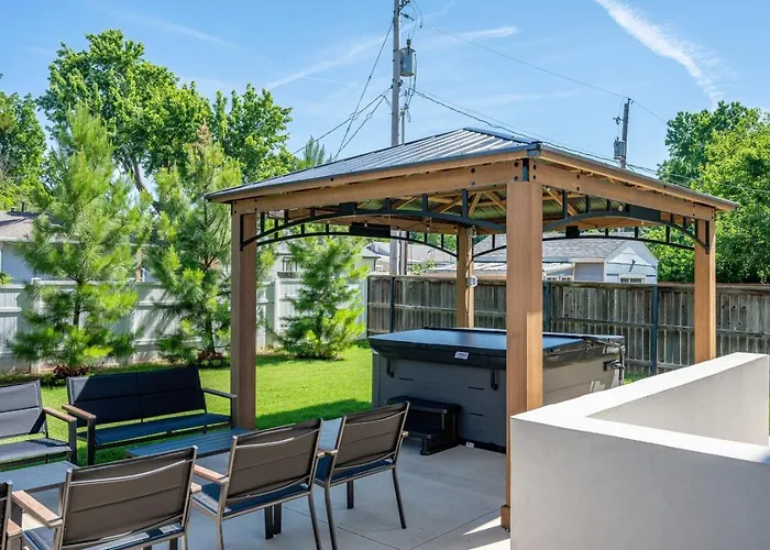 Modern Retreat W Balcony And Sleeps 13 Сasa de vacaciones Tulsa