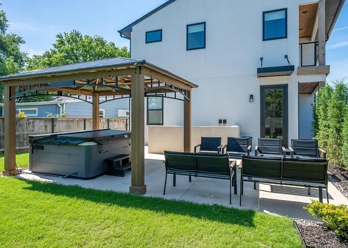 Modern Retreat W Balcony And Sleeps 13 Holiday home