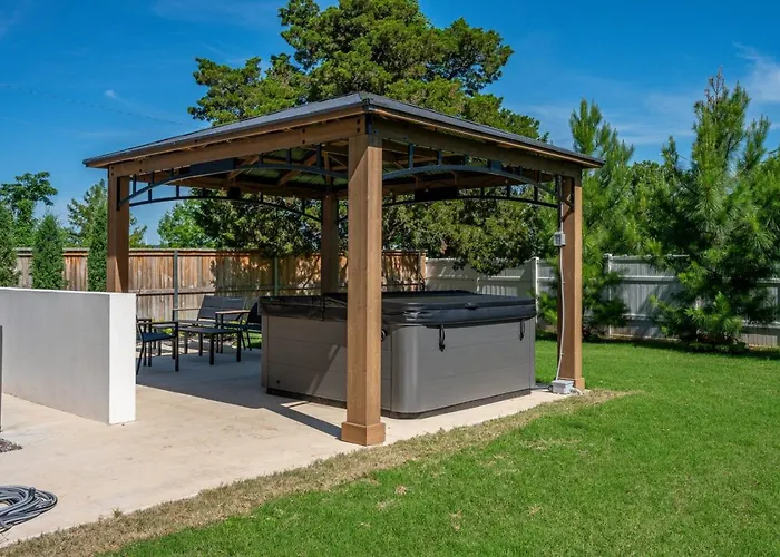 Modern Retreat W Balcony And Sleeps 13 Holiday home Tulsa