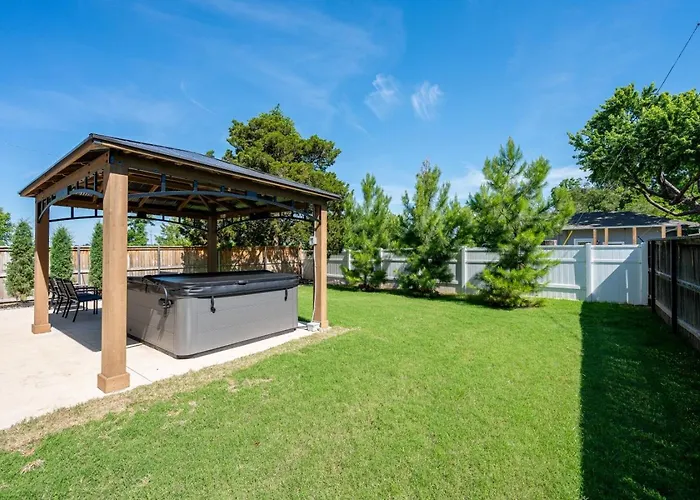 Modern Retreat W Balcony And Sleeps 13 Holiday home *