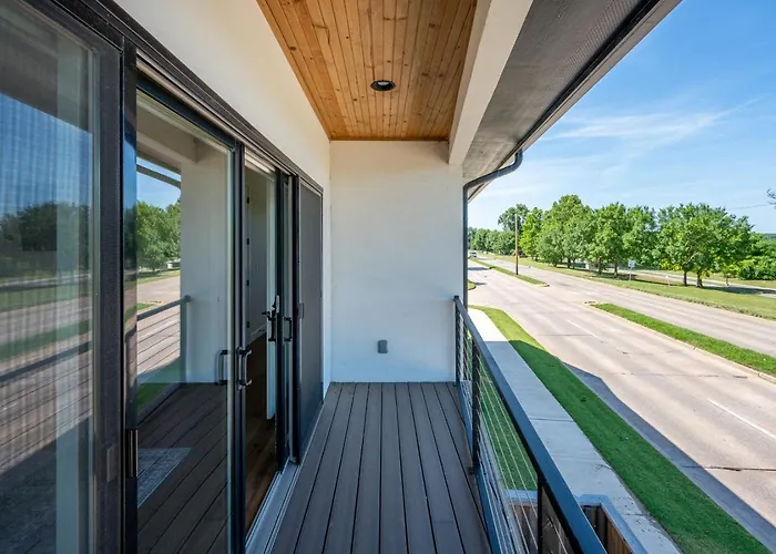 Holiday home Modern Retreat W Balcony And Sleeps 13 Tulsa