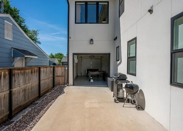 Modern Retreat W Balcony And Sleeps 13 Holiday home *