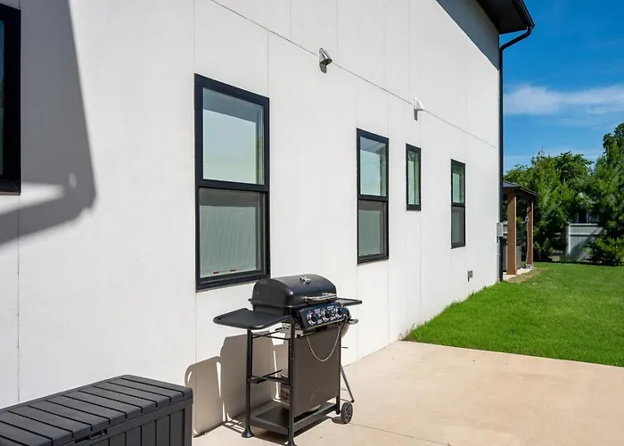 Modern Retreat W Balcony And Sleeps 13 Сasa de vacaciones