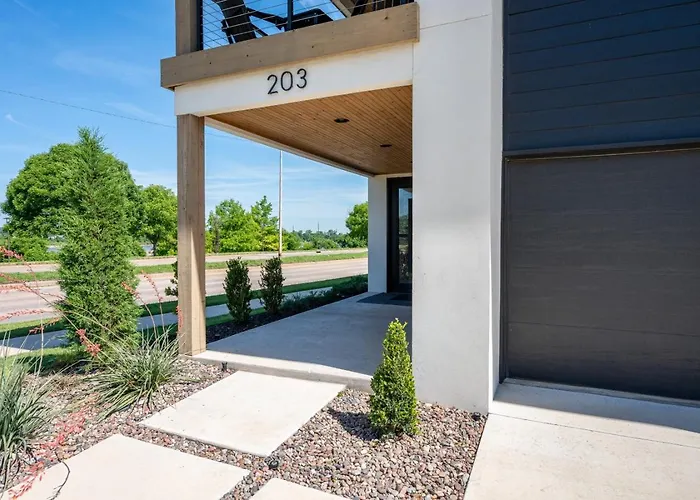 Modern Retreat W Balcony And Sleeps 13 Holiday home