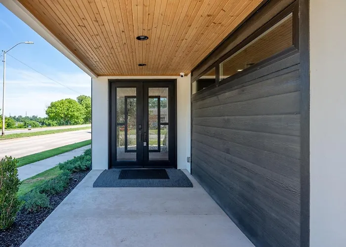 Modern Retreat W Balcony And Sleeps 13 Сasa de vacaciones *