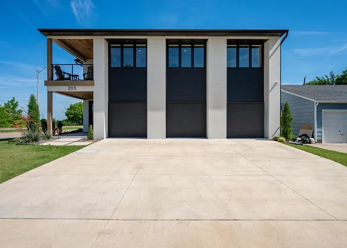 Modern Retreat W Balcony And Sleeps 13 Tulsa