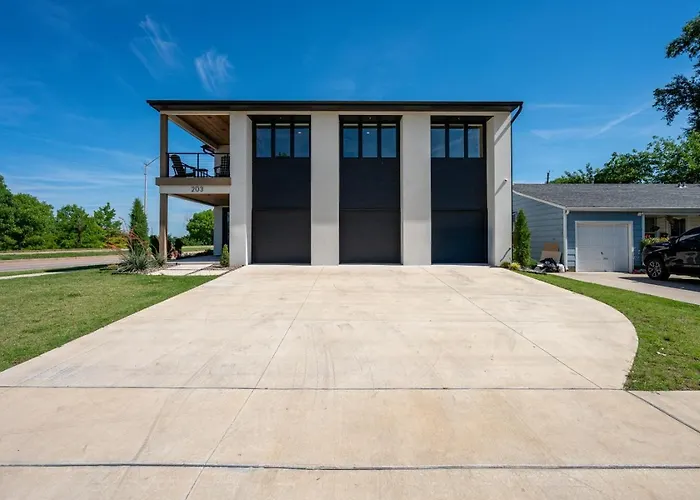 Modern Retreat W Balcony And Sleeps 13 Holiday home