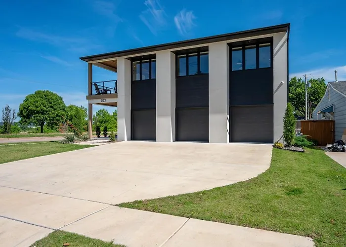 Holiday home Modern Retreat W Balcony And Sleeps 13 Tulsa