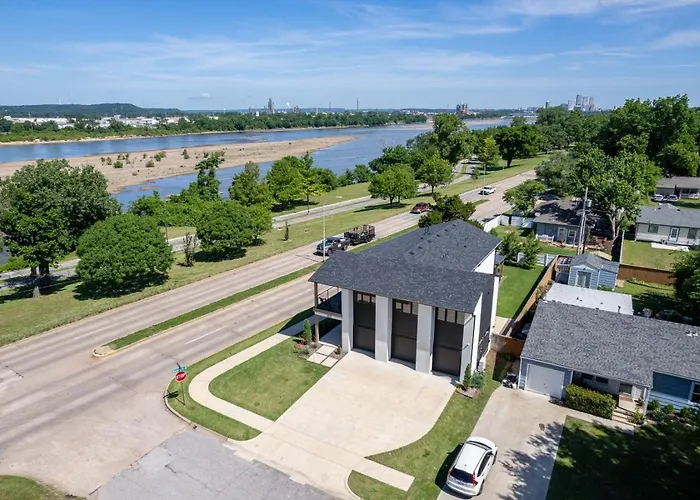 Modern Retreat W Balcony And Sleeps 13 Tulsa