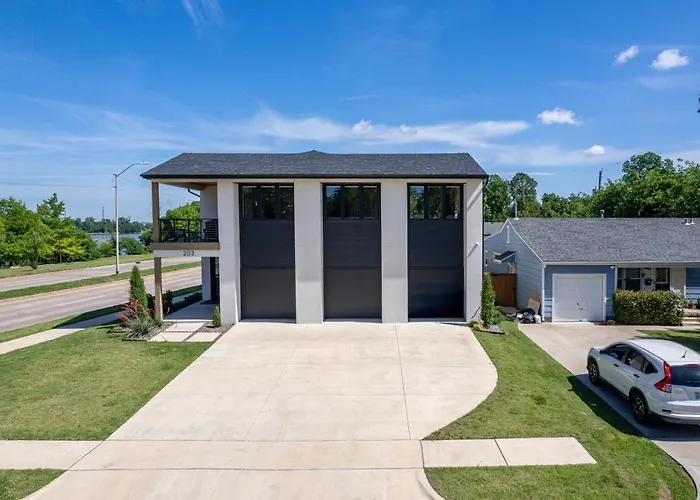 Modern Retreat W Balcony And Sleeps 13 Holiday home Tulsa