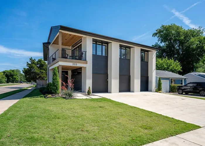 Modern Retreat W Balcony And Sleeps 13 Holiday home