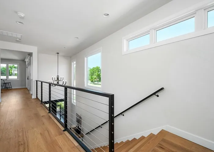 Holiday home Modern Retreat W Balcony And Sleeps 13