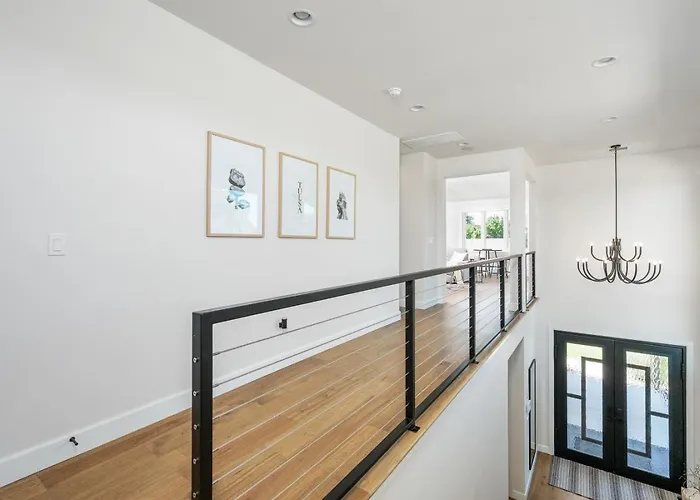 Modern Retreat W Balcony And Sleeps 13 *