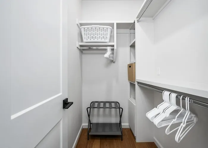 Modern Retreat W Balcony And Sleeps 13 Сasa de vacaciones Tulsa