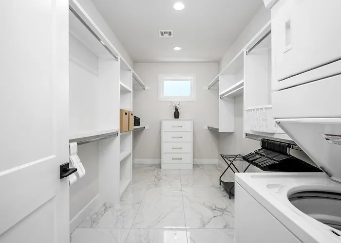 Modern Retreat W Balcony And Sleeps 13 Holiday home Tulsa
