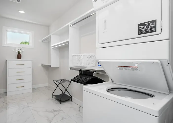 Modern Retreat W Balcony And Sleeps 13 Holiday home Tulsa